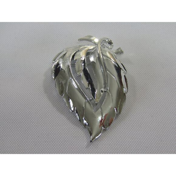 Silver Tone Leaf Brooch Elegant Cottage VTG Texture Y2K Minimalist Neutral Pin - Picture 1 of 5